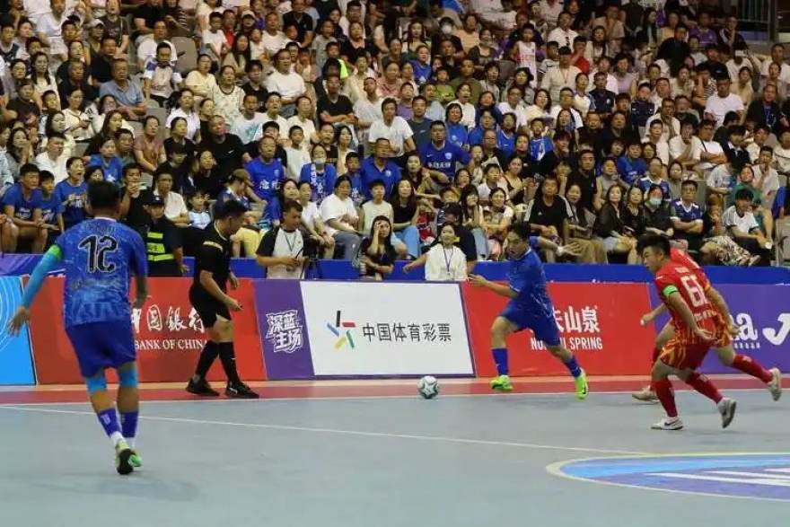 天下足球网 赛季中期盘点：五大联赛争冠格局与数据背后的战术风向